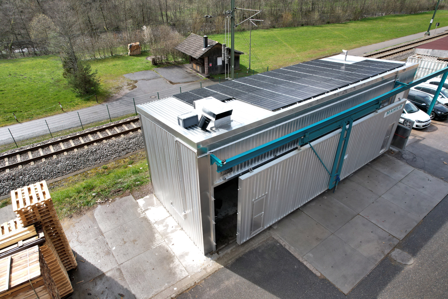 Photovoltaikanlage auf Trockenkammer Seitenansicht